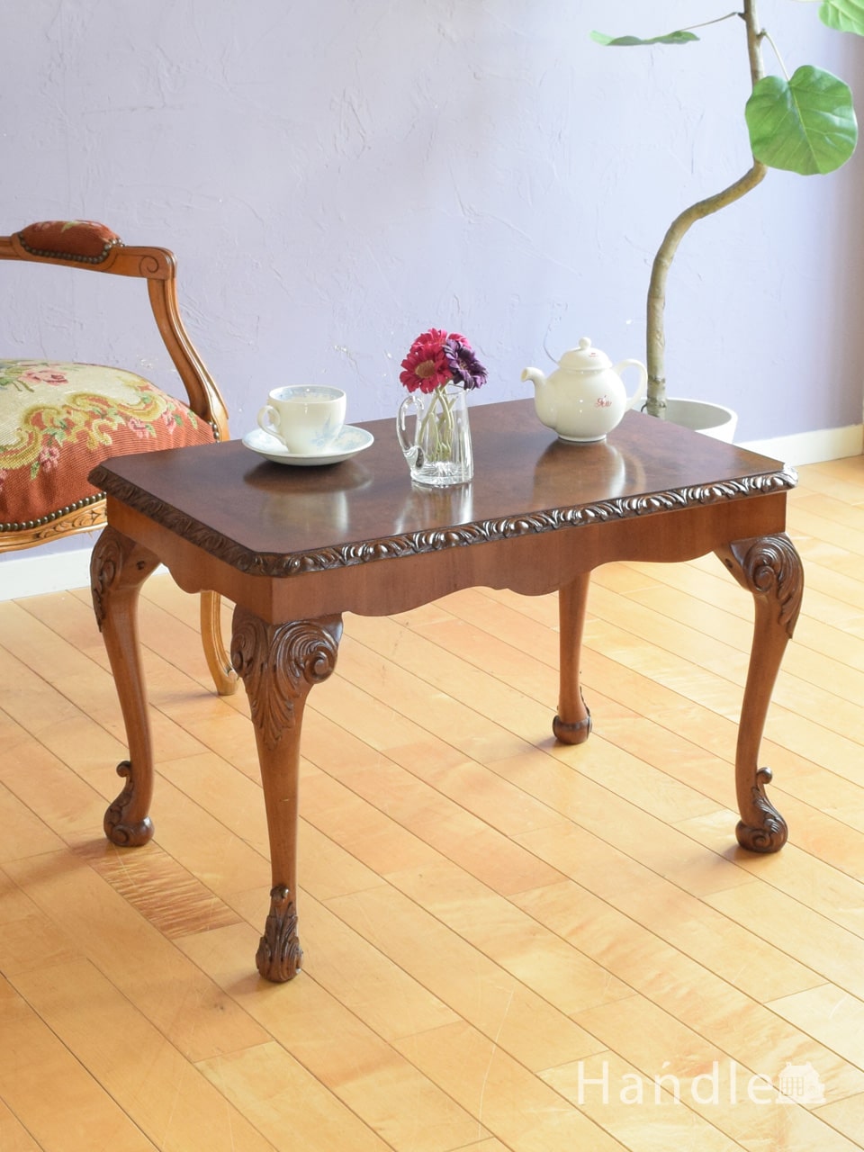 イギリスで見つけたアンティーク家具、天板の木目が美しい小ぶりなコーヒーテーブル (q-2383-f)