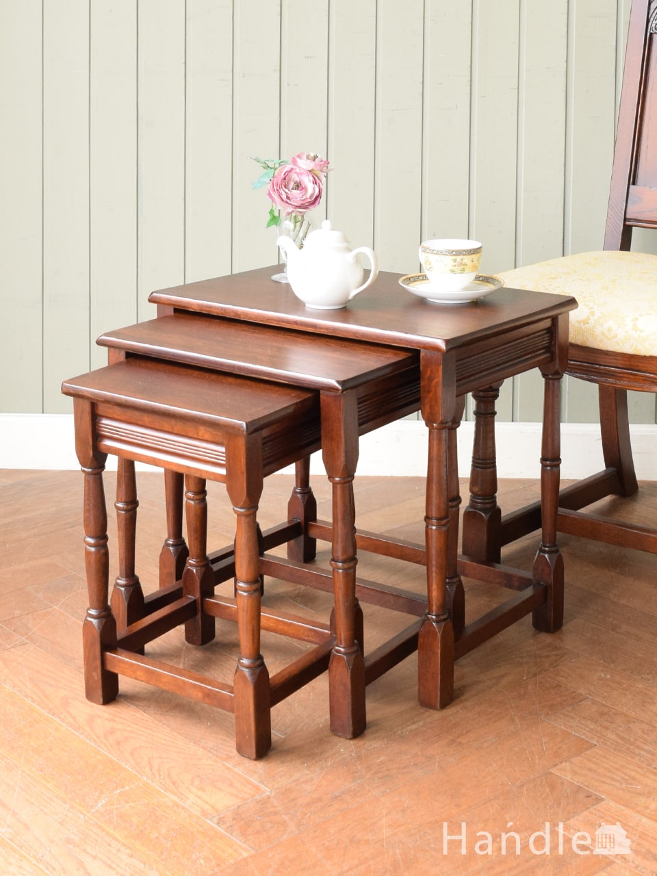 アンティークのコーヒーテーブル、脚のデザインがおしゃれなオーク材のネストテーブル (j-2772-f)