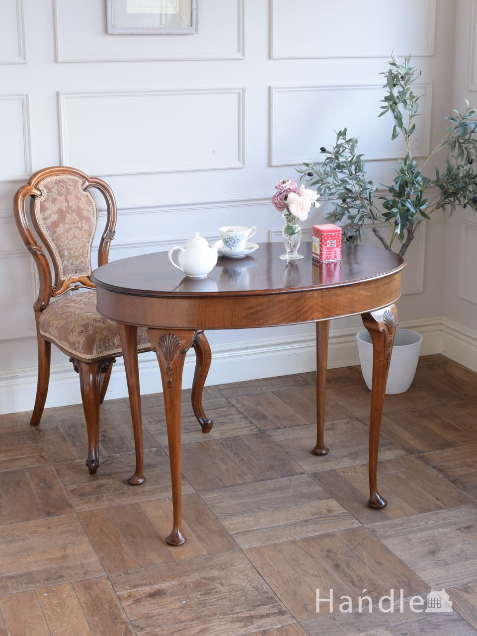 英国のアンティーク家具、ウォールナットの杢目が美しいオーバル形のダイニングテーブル (q-2459-f)