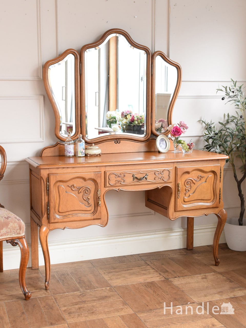 フランスのアンティーク家具、猫脚の優雅な三面鏡のドレッサーテーブル