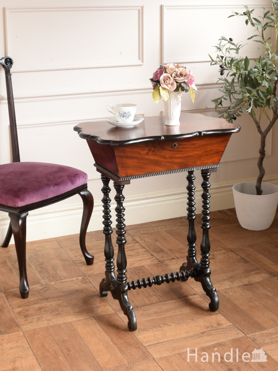 英国のアンティーク家具、収納付きの装飾が美しいサイドテーブル (m-709-f)