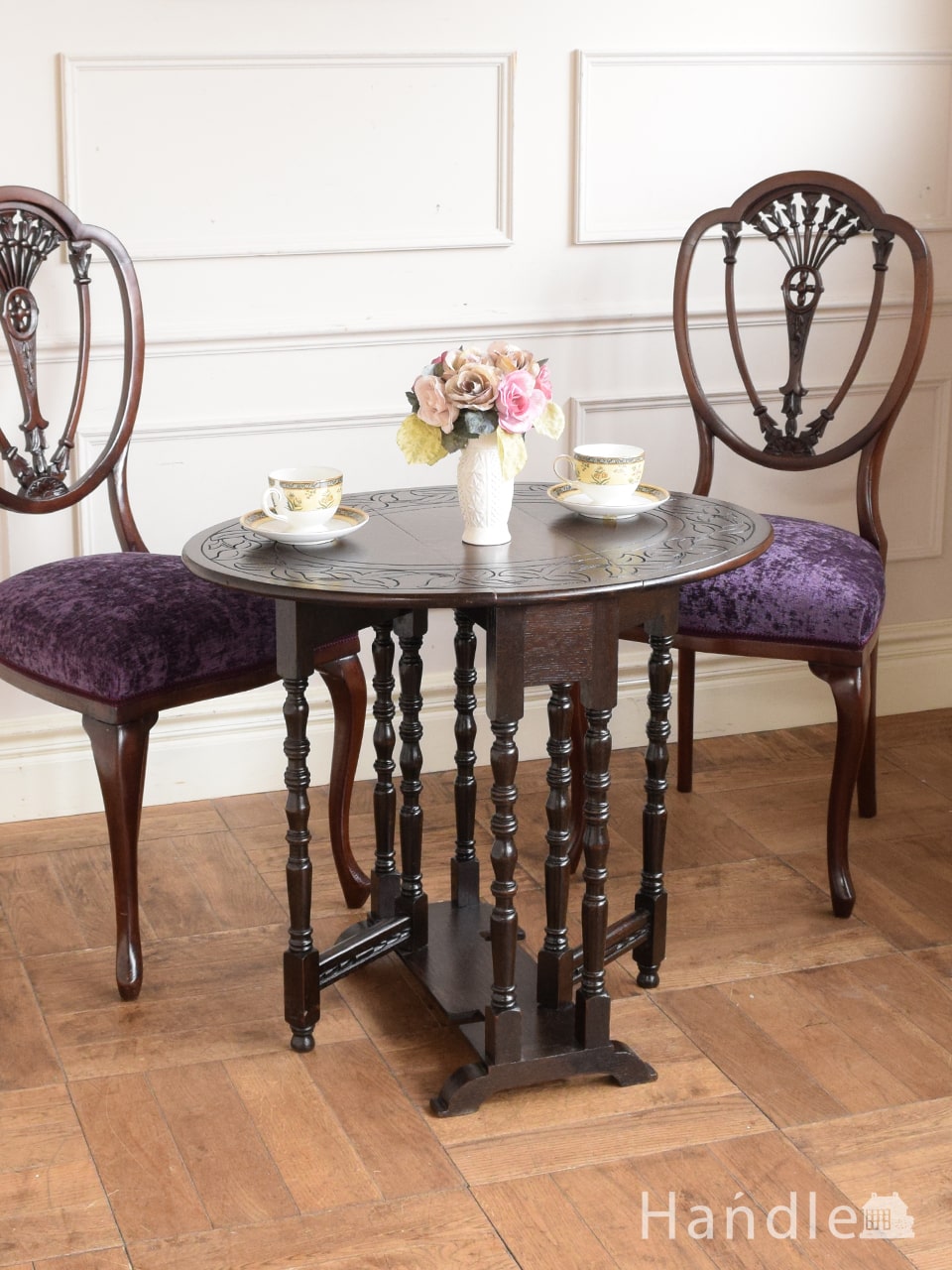 英国で見つけたアンティーク家具、脚の装飾のキレイなゲートレッグテーブル (q-2443-f)