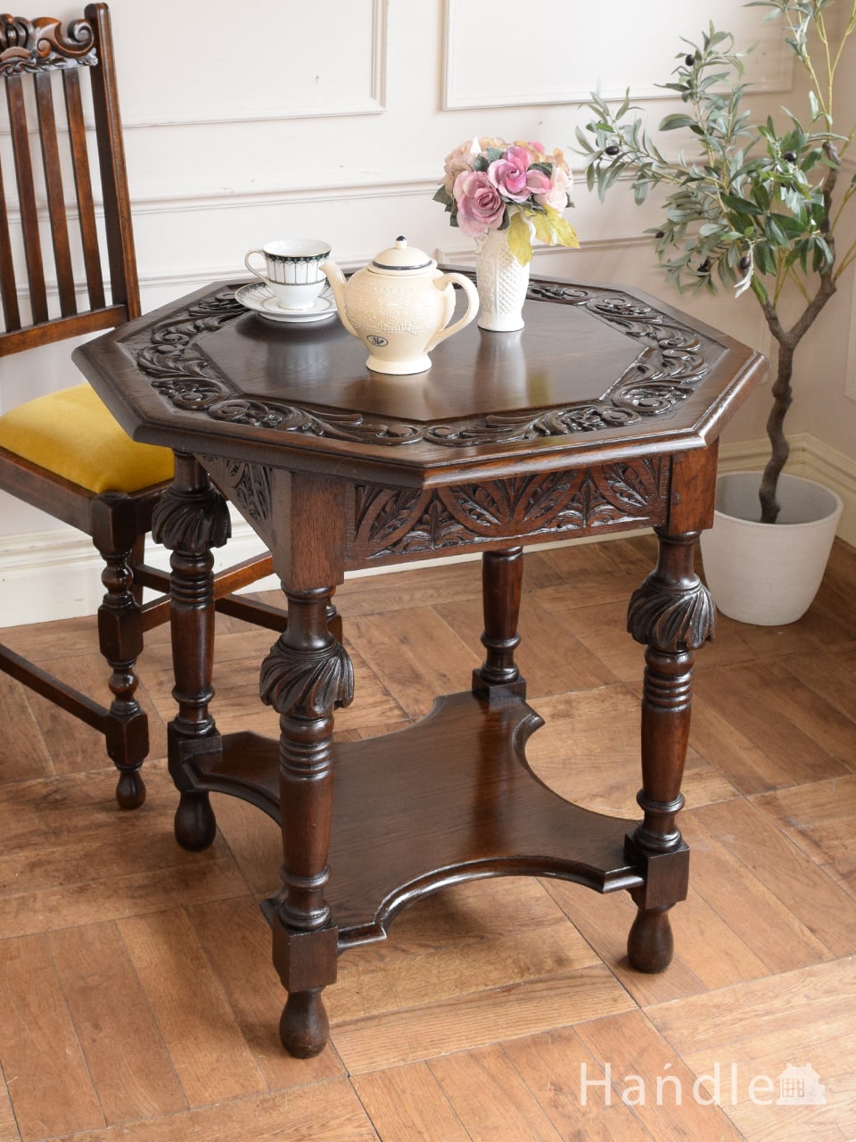 英国のアンティーク家具、お花の彫刻が美しい棚付きのオケージョナルテーブル (q-2439-f)