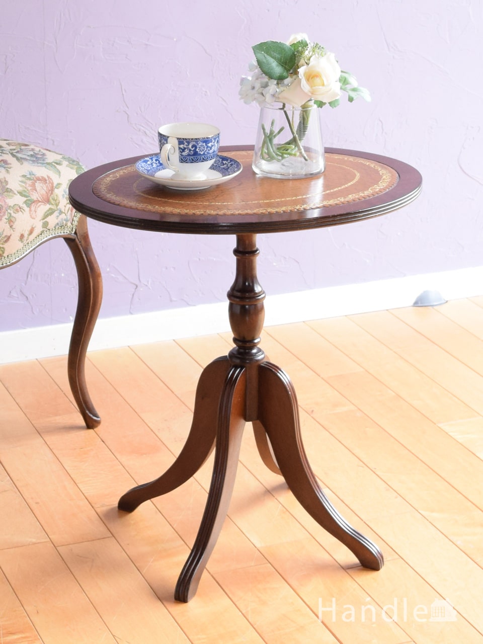 英国のアンティークテーブル、オーバル型の天板が可愛い小さなティルトップテーブル (k-2970-f)