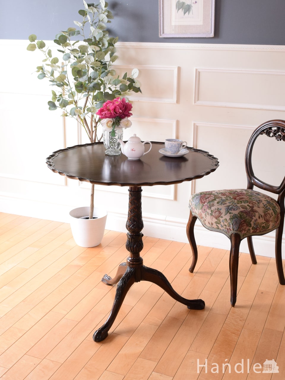 英国アンティークのおしゃれなテーブル、マホガニー材の杢目が美しいパイクラストのティルトトップテーブル (q-2472-f)