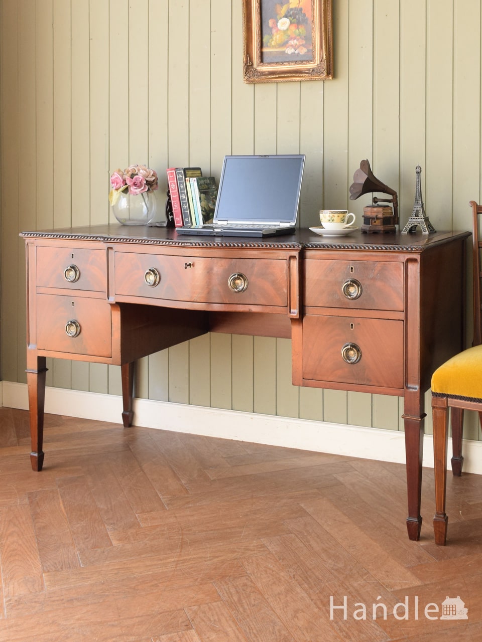 英国のアンティークデスク、木目が美しいマホガニー材のおしゃれな書斎机