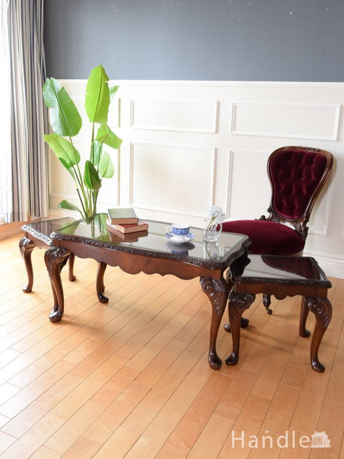 英国アンティークのローテーブル、装飾が美しいガラス天板のネストテーブル (k-2872-f)