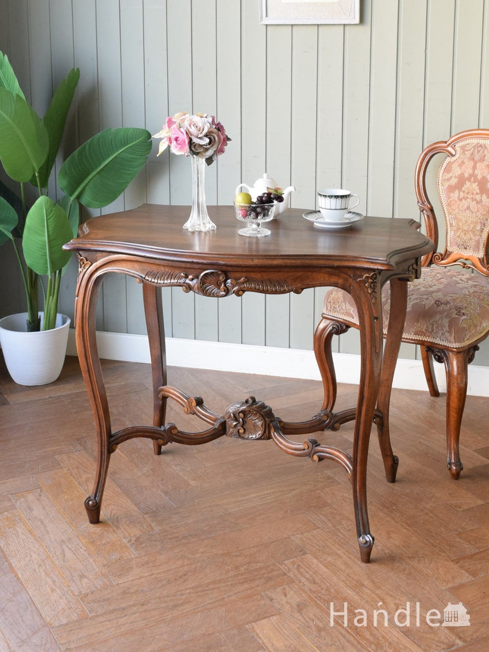 フランスから届いたアンティークのテーブル、優美な猫脚のサイドテーブル