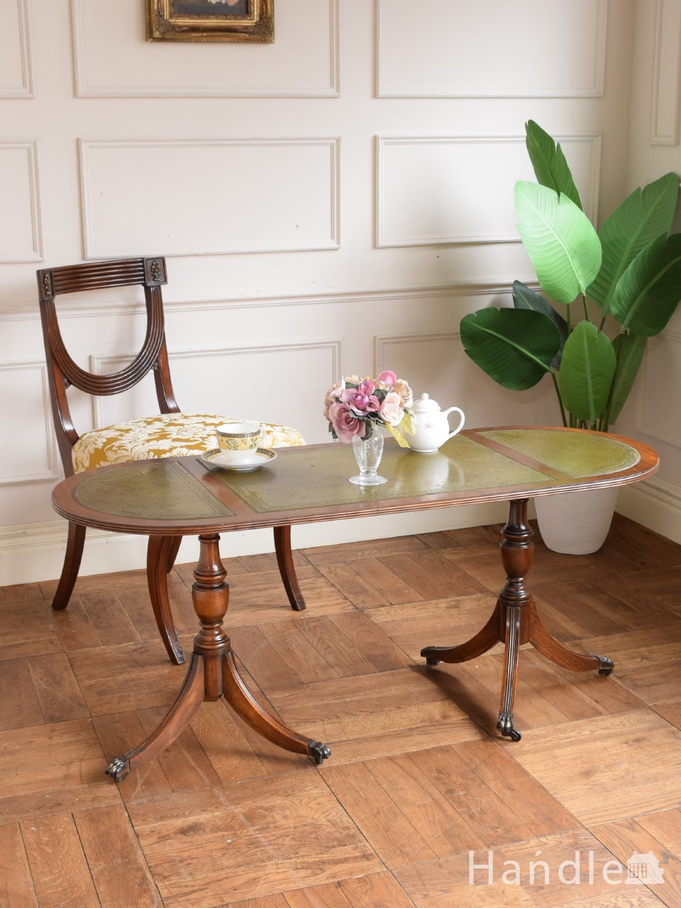 イギリスのおしゃれなアンティークテーブル、２本の脚が美しい楕円のコーヒーテーブル(j-2909-f)｜アンティーク家具