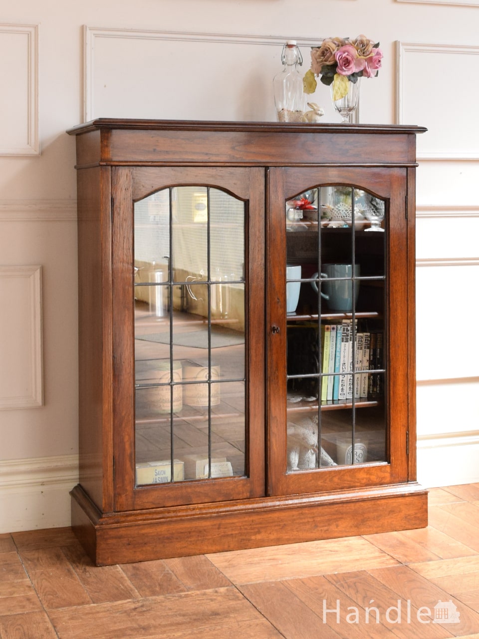 英国のアンティーク家具、ステンドグラスの扉が美しいおしゃれなブックケース (j-2905-f)