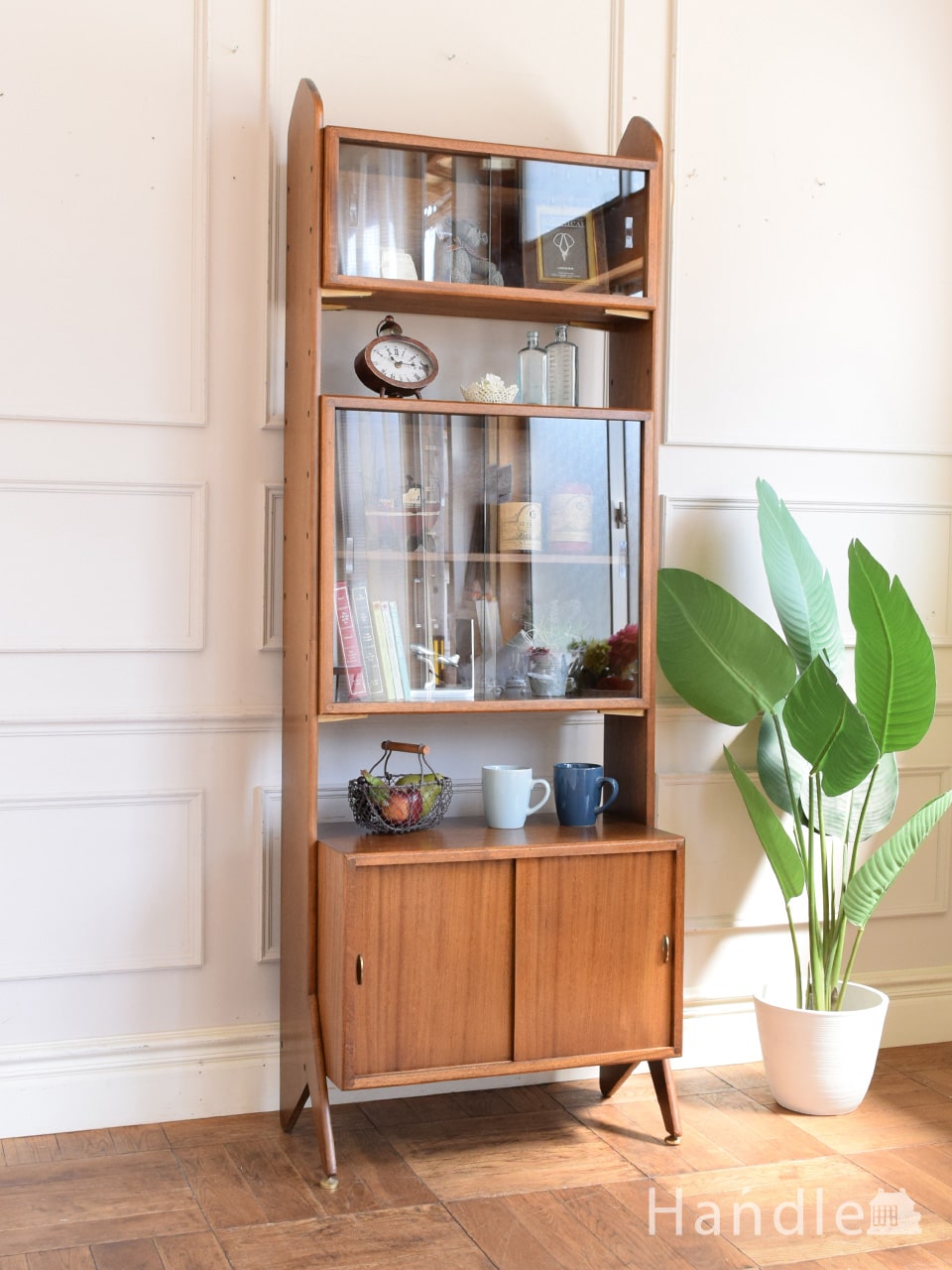 北欧スタイルのおしゃれなビンテージ家具、ガラス扉のが付いたカッコいいキャビネット (x-1432-f)