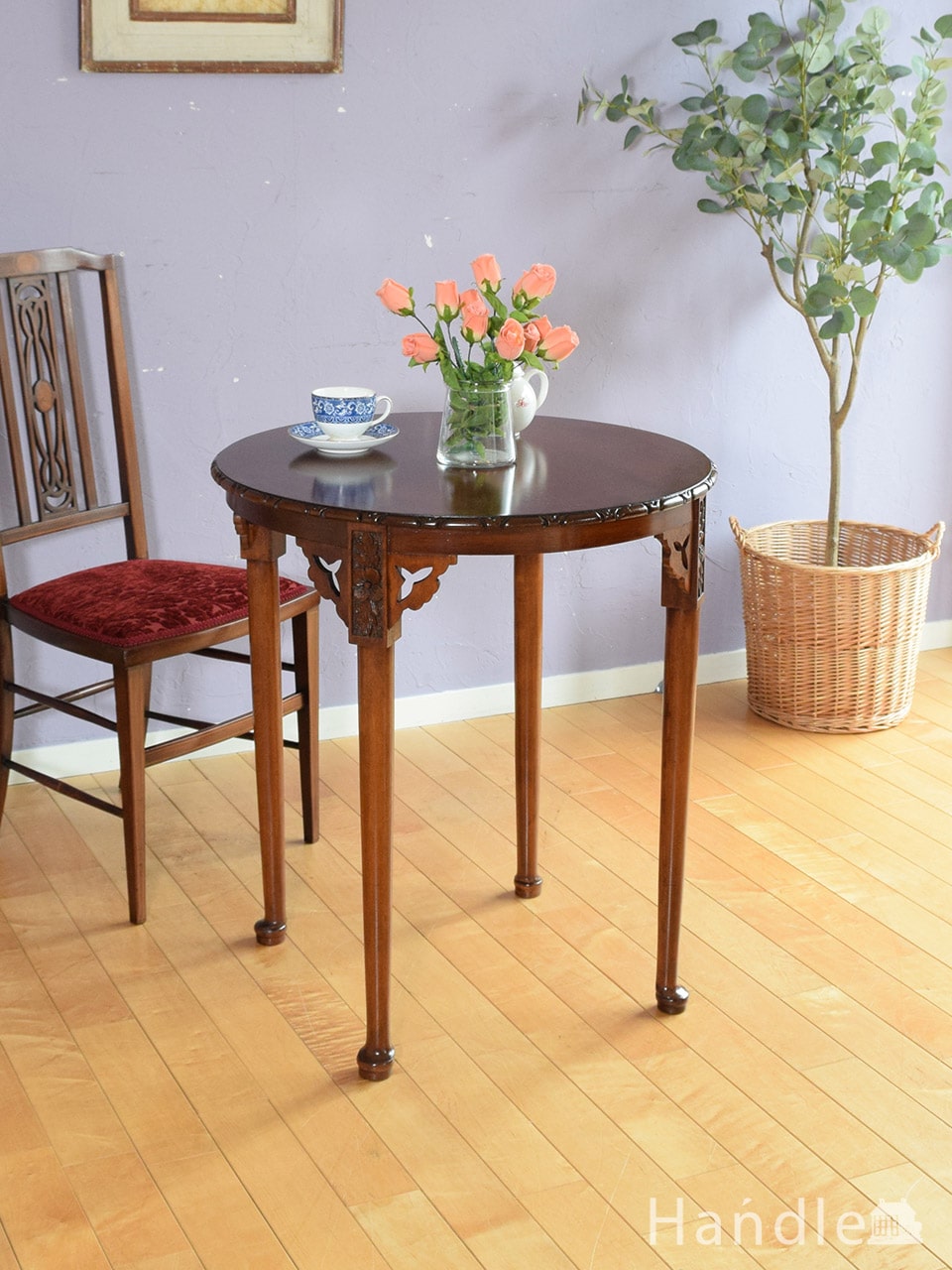 アンティークのおしゃれなサイドテーブル、お花の装飾が美しいオケージョナルテーブル (q-2497-f)