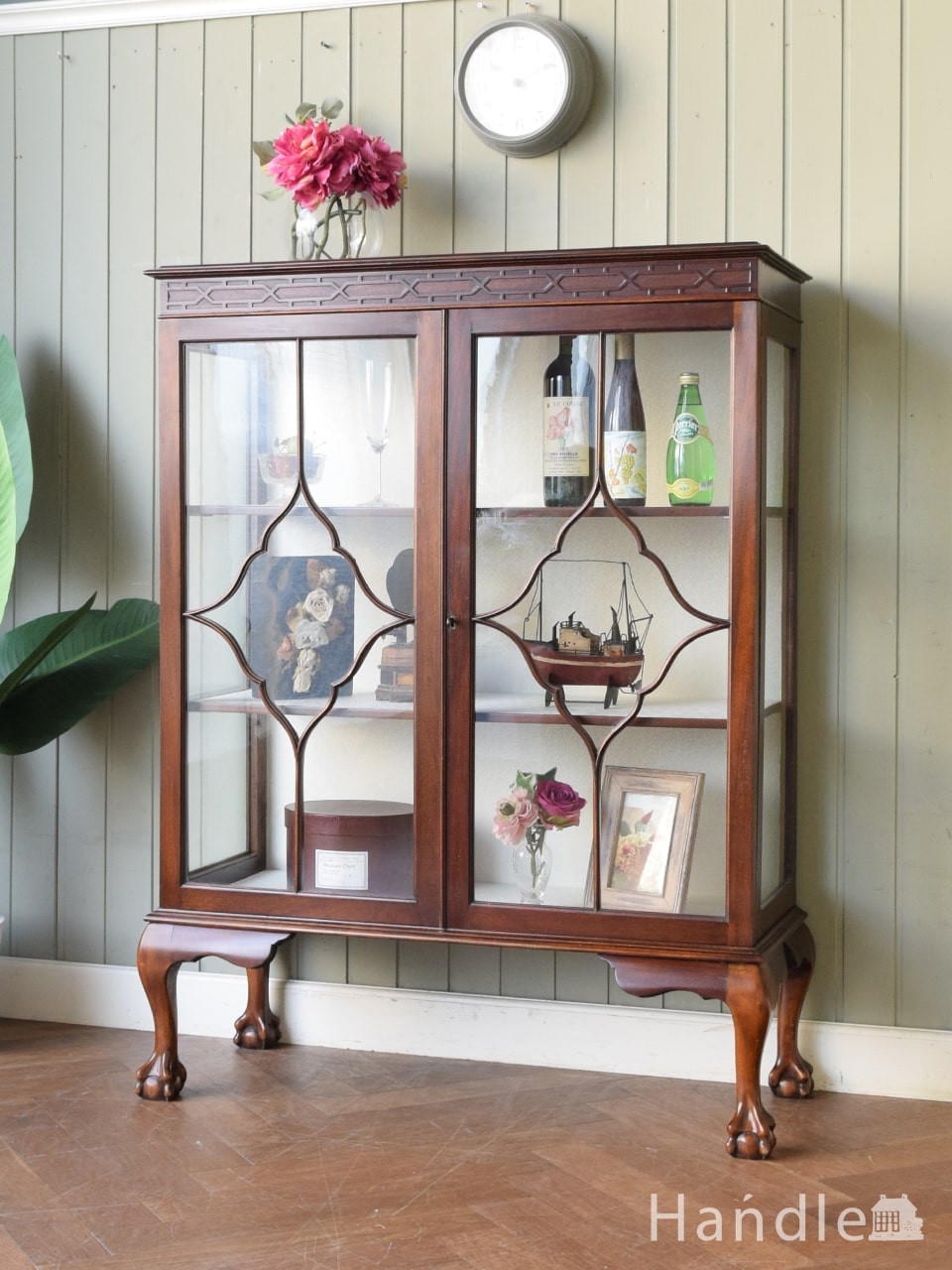 英国のおしゃれなアンティーク家具、繊細な木製の飾りが美しいガラスキャビネット (q-2548-f)