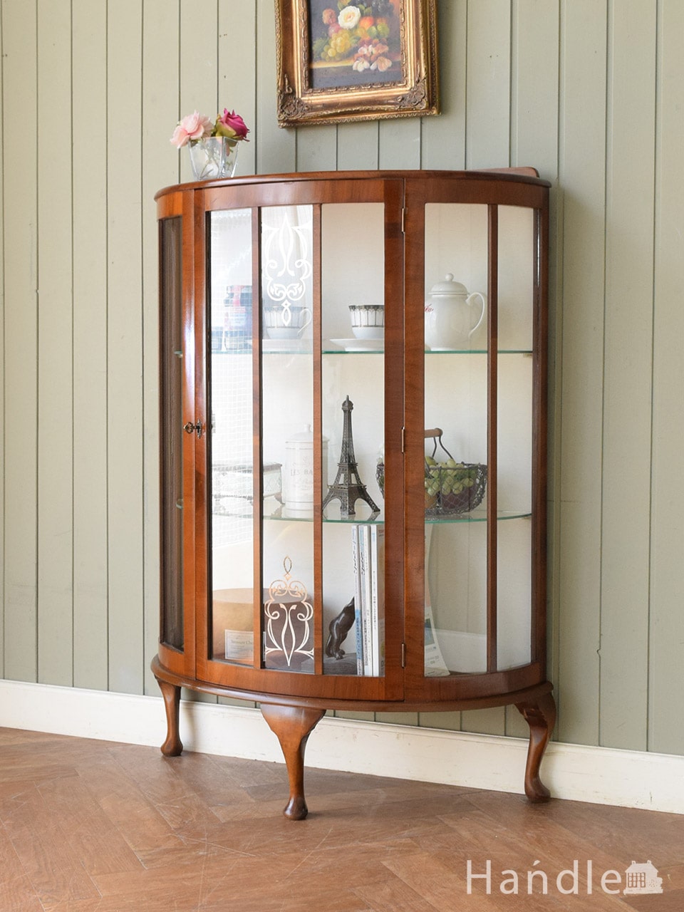 イギリスのアンティーク家具、飾って楽しむハーフムーンのガラスキャビネット (q-2573-f)