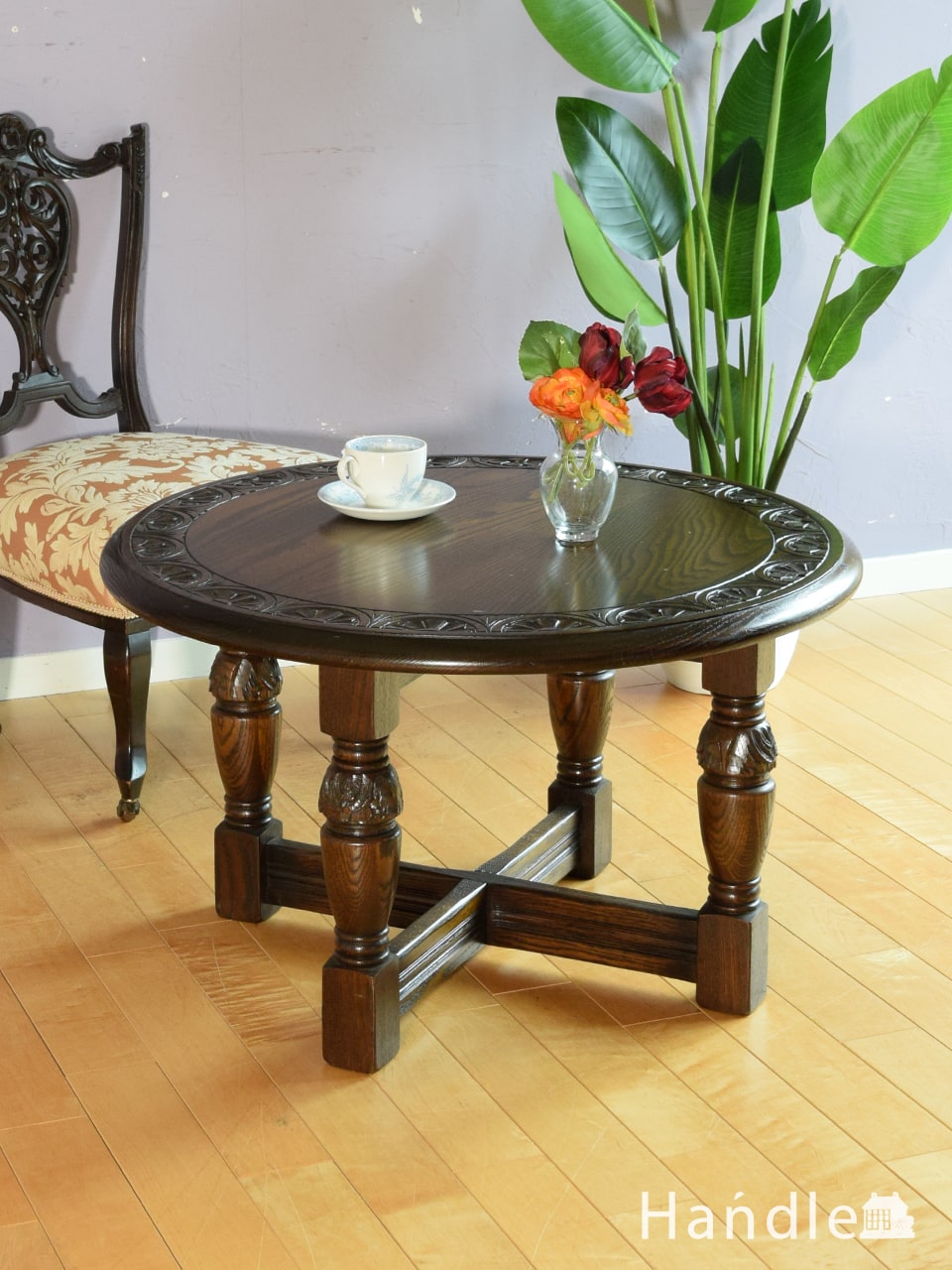 アンティークのコーヒーテーブル、重厚感漂う丸形のローテーブル (q-2557-f)