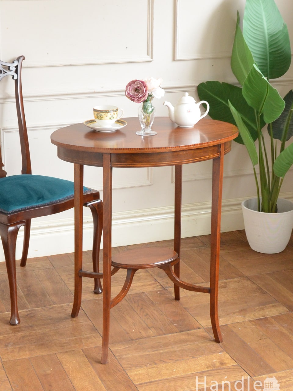 イギリスのアンティークテーブル、マホガニー材の美しい棚付きサイドテーブル (q-2601-f)