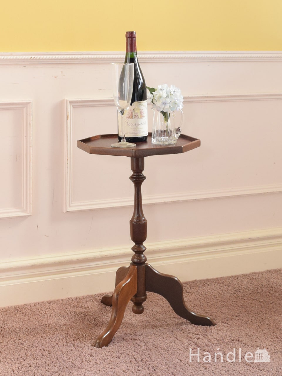 英国アンティークのローテーブル、３本の脚がエレガントな革張りのワインテーブル (j-2961-f)
