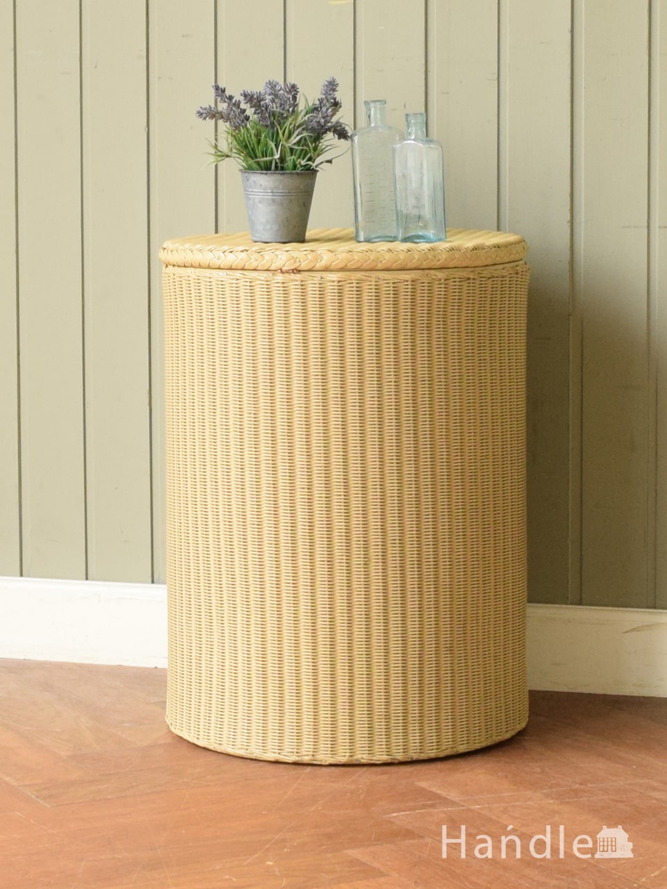 アンティークのロイドルーム、丸い形が可愛いおしゃれなランドリーボックス (d-1373-f)