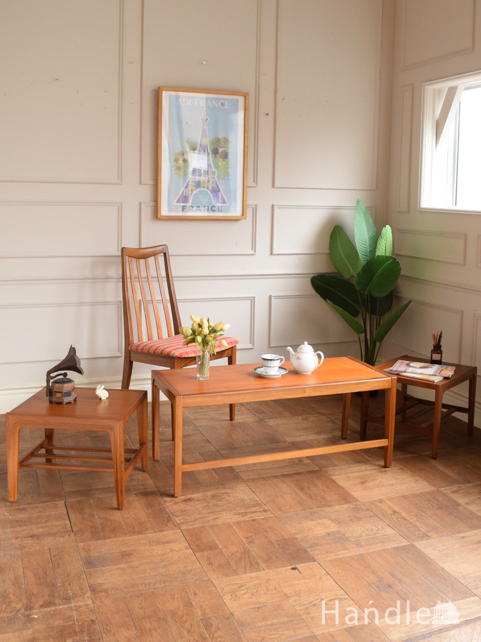 イギリスのおしゃれなビンテージ家具、北欧スタイルの使いやすいネストテーブル (m-796-f)