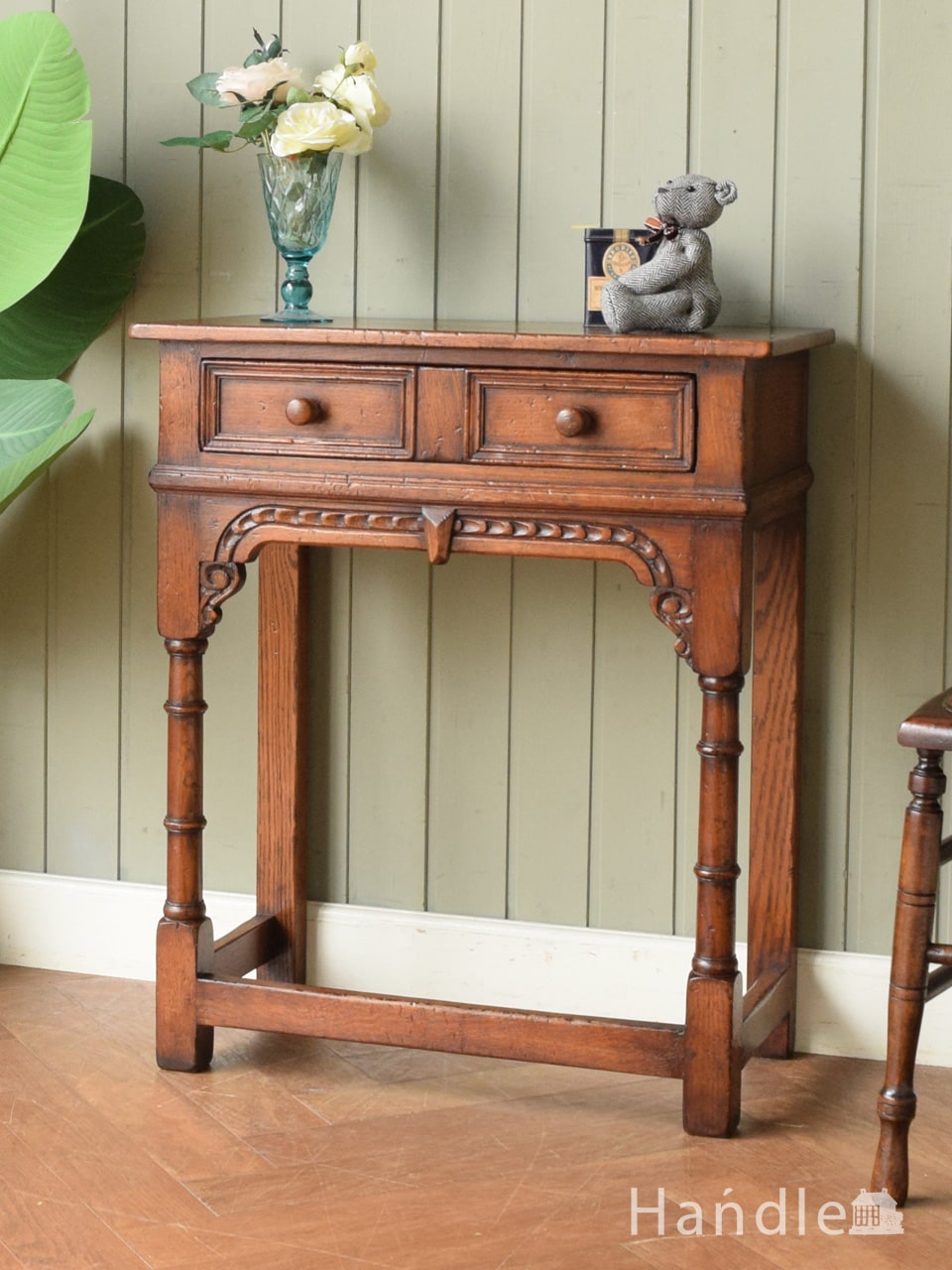 アンティークのコンソールテーブル、英国らしい彫の装飾が美しい引き出し付きの家具 (k-3017-f)