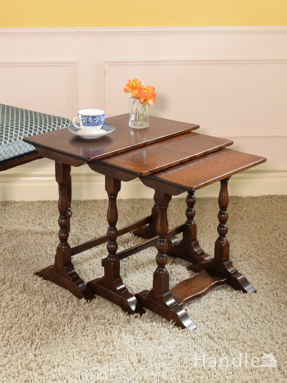 アンティークのコーヒーテーブル、脚のデザインがおしゃれなオーク材のネストテーブル (q-2631-f)