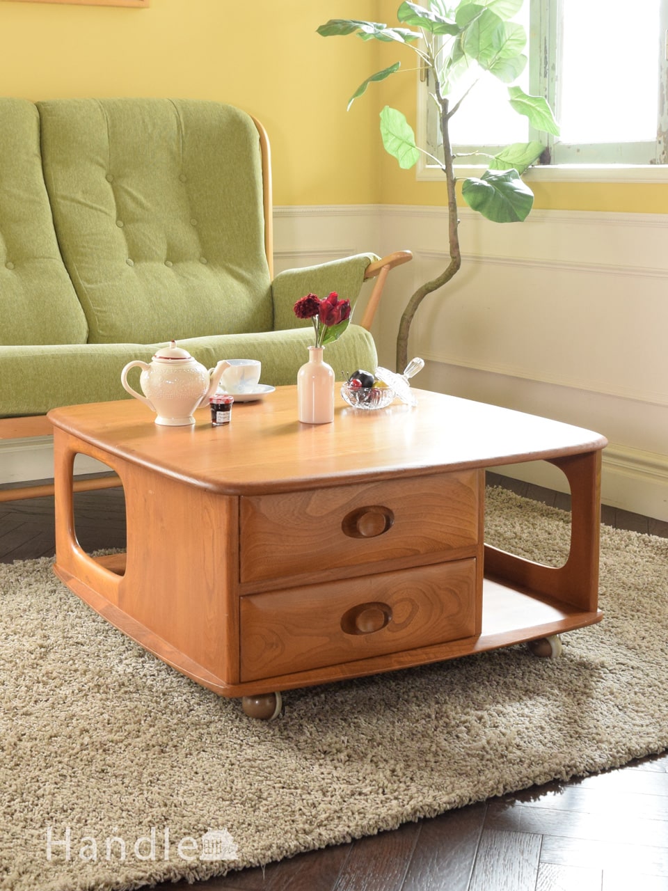 アーコールのビンテージ家具、便利に使えるキャスター＆引き出し付きのコーヒーテーブル (x-1477-f)
