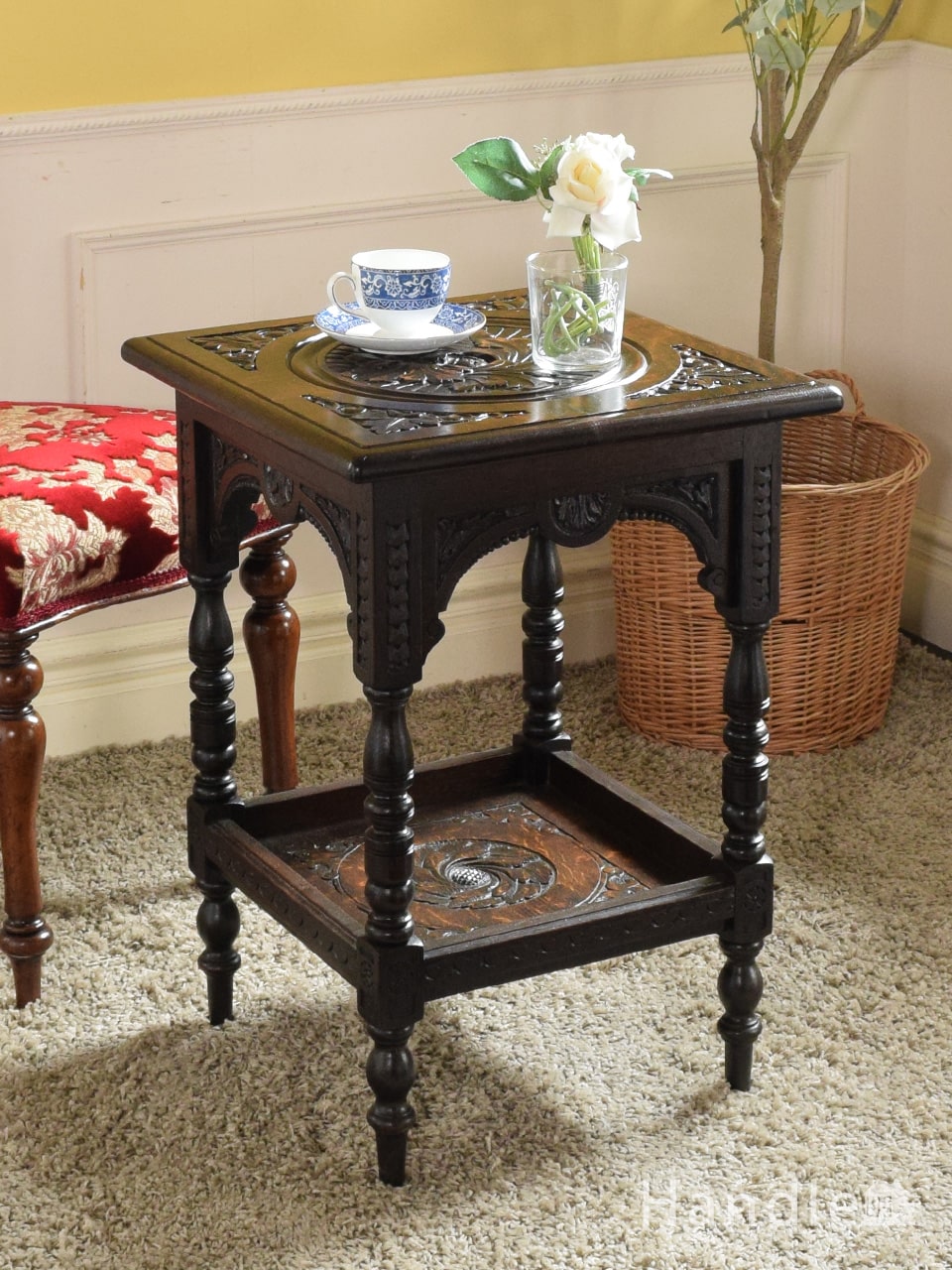 英国のおしゃれなテーブル、彫刻が美しい棚付きのオケージョナルテーブル (q-2665-f)