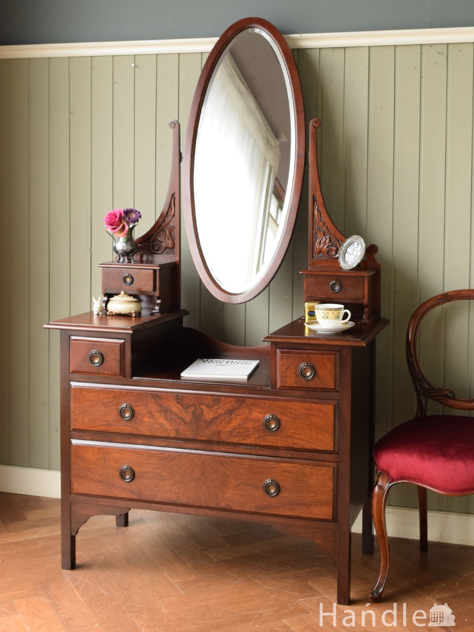 英国のアンティークドレッサー、オーバルの形の鏡、見鏡が美しいドレッシングチェスト (z-157-f)