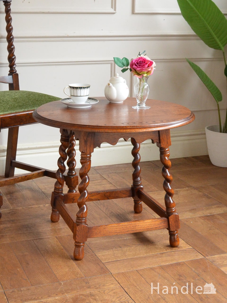 アンティークのコーヒーテーブル、ツイスト足のおしゃれな丸形ローテーブル (j-2967-f)