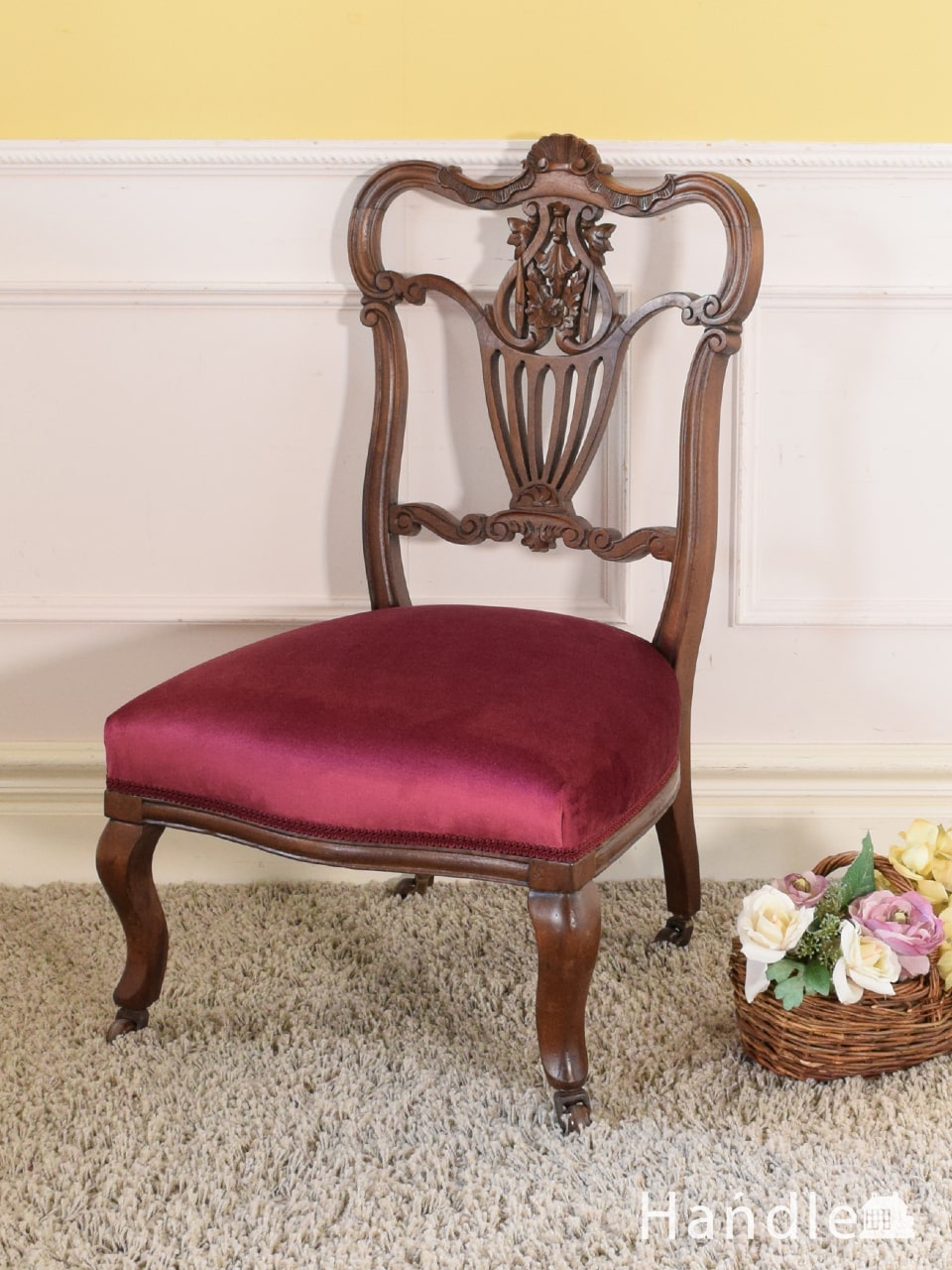 イギリスアンティークのおしゃれなサロンチェア、お花の装飾が美しいマホガニー材のナーシングチェア (q-464-c)