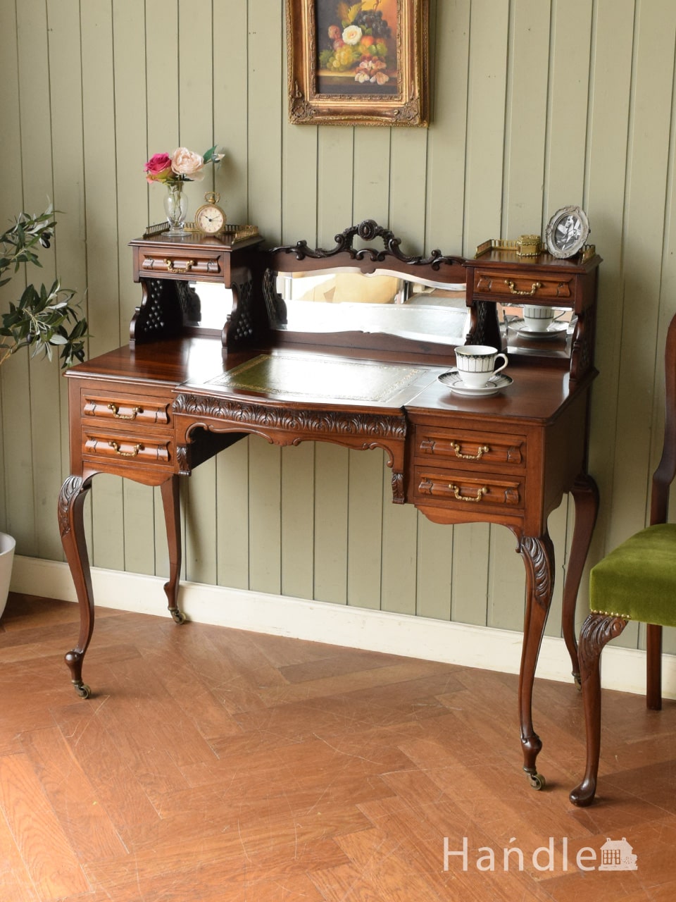 英国アンティークのおしゃれな書斎机、天板が可動する優雅なレディデスク