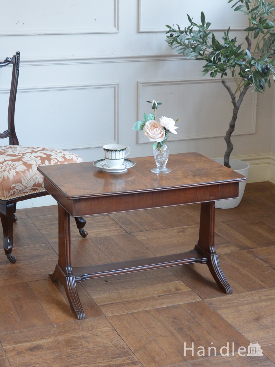 コンパクトサイズのコーヒーテーブル、ウォルナット材のアンティーク家具 (z-059-f)