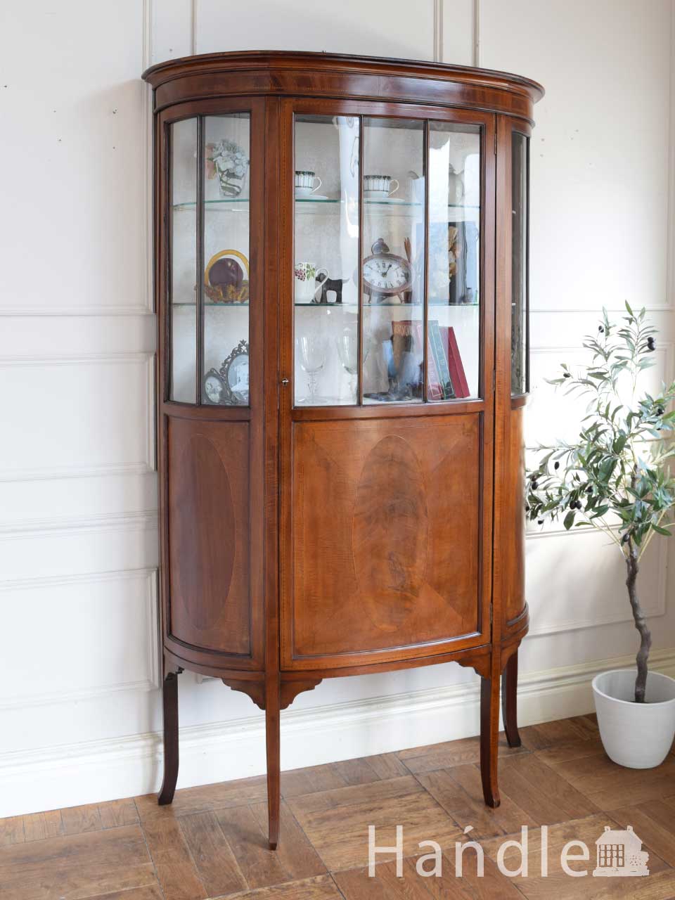イギリスの高級なアンティーク家具の飾り棚、マホガニー材のガラス