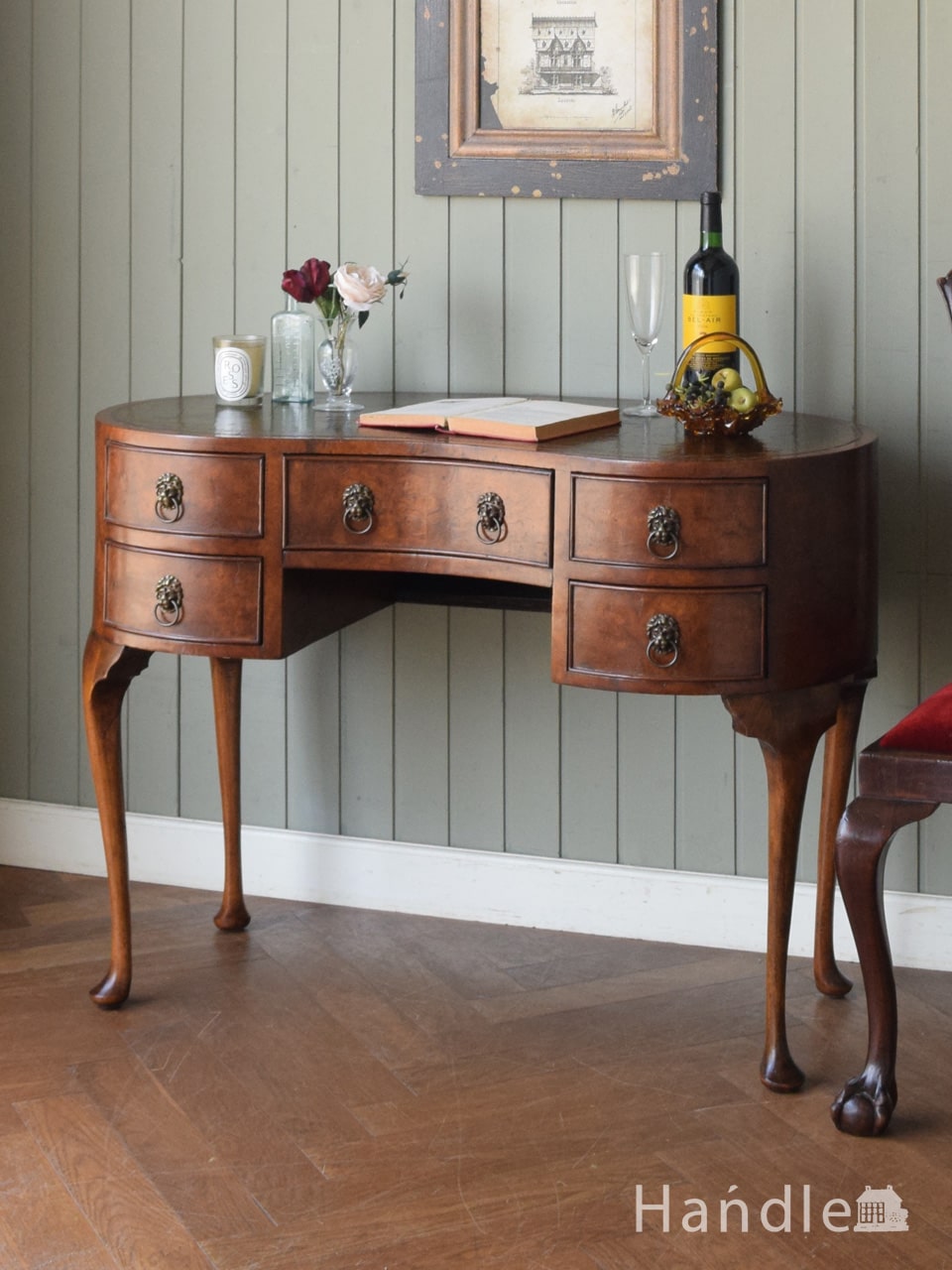 英国アンティークの書斎机、美しいウォールナット材のキドニーデスク (q-2750-f)