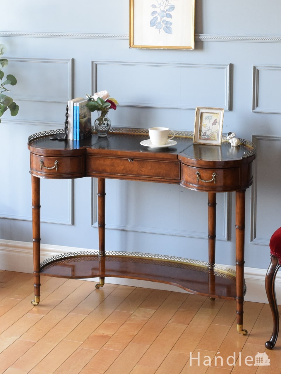 英国アンティークの書斎机、キドニー型の美しいプレジデントデスク