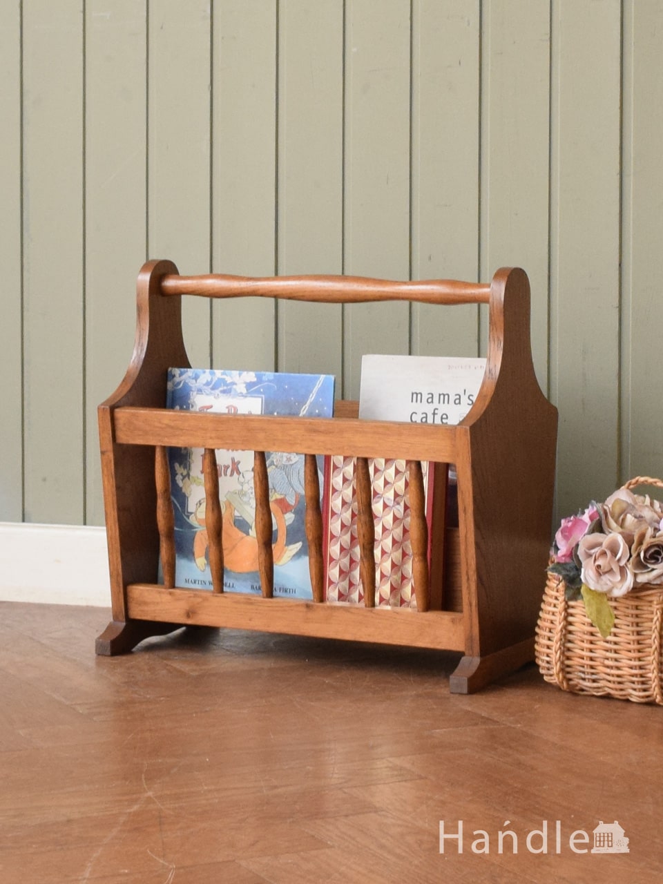 フランスから届いたアンティークのおしゃれな家具、持ち手付きの便利なマガジンラック