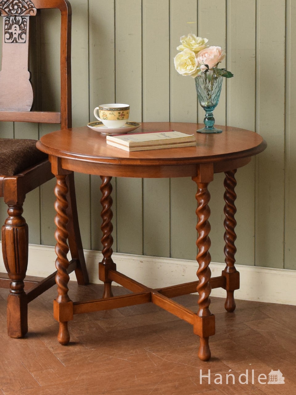英国のアンティークテーブル、ツイスト脚がおしゃれなオーク材のローテーブル