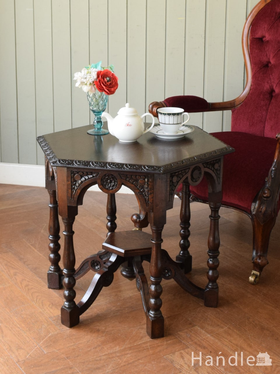 英国のおしゃれなアンティークテーブル、豪華な装飾が華やかな六角形のローテーブル (q-2792-f)