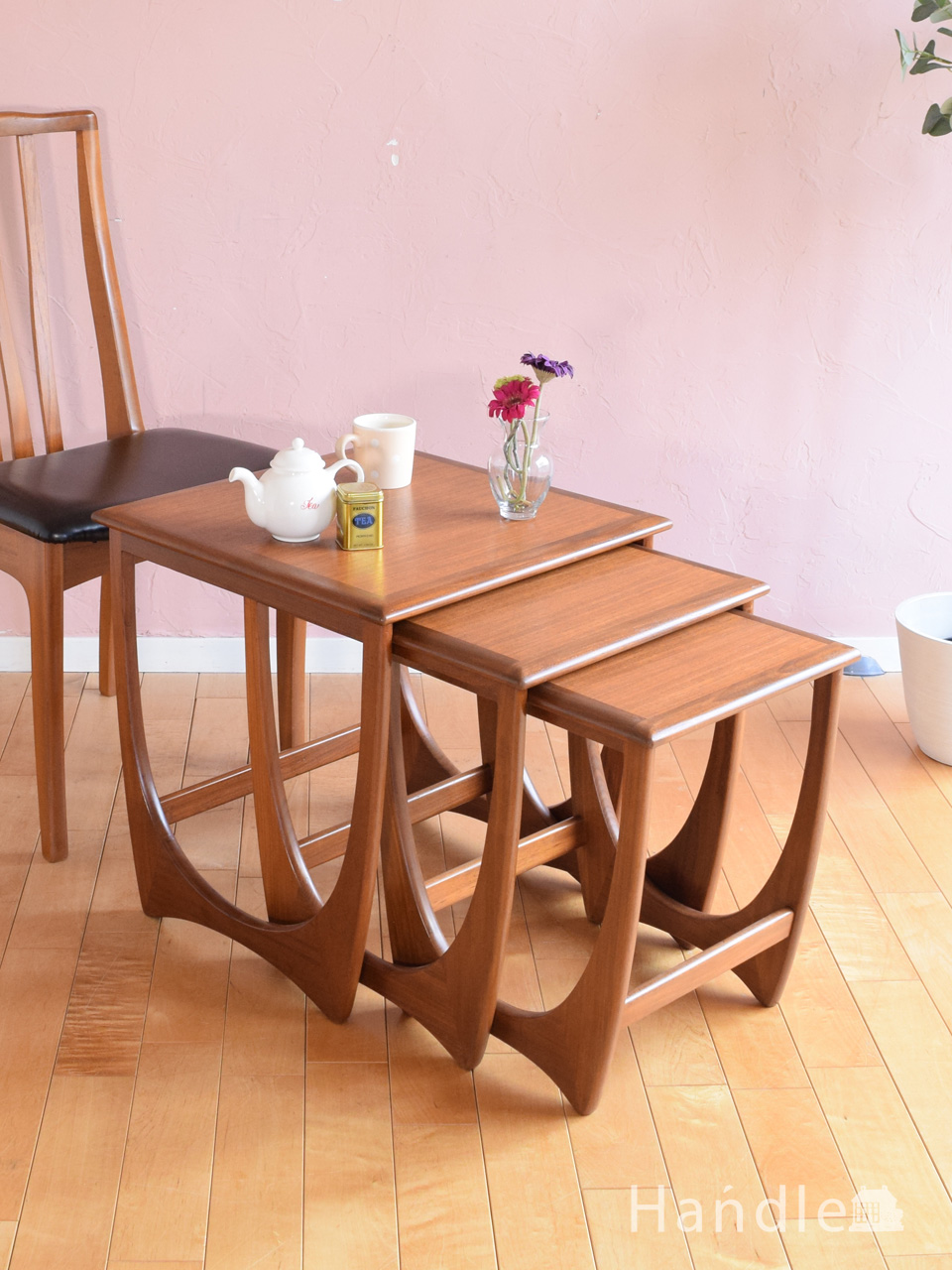 G-PLAN社のおしゃれなビンテージ家具 、3台がセットになった便利なネストテーブル (x-1556-f)