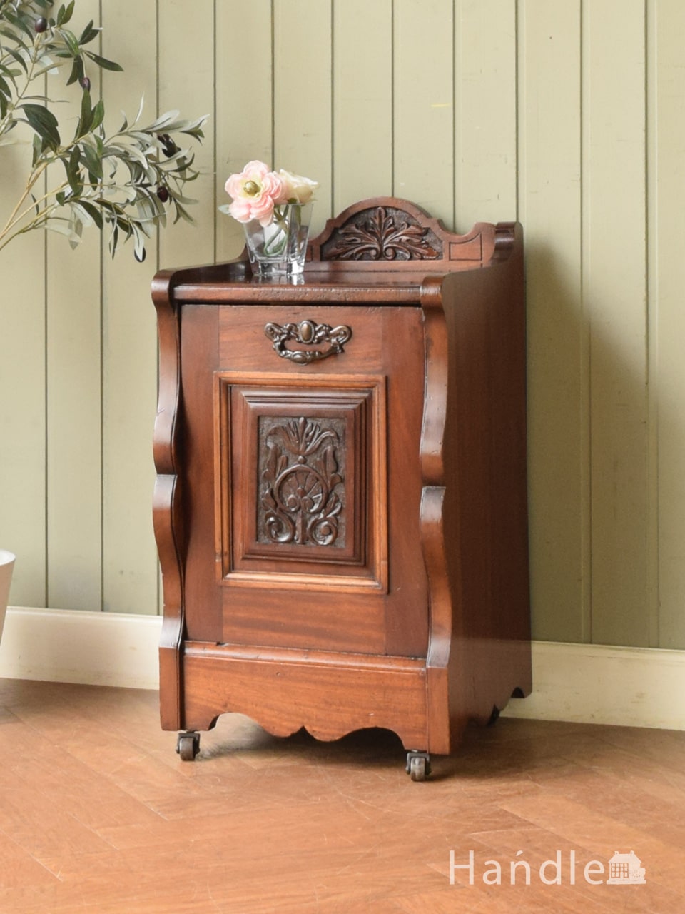 めずらしいアンティークの家具、華やかな彫りが入ったコールボックス（サイドキャビネット） (j-3270-f)