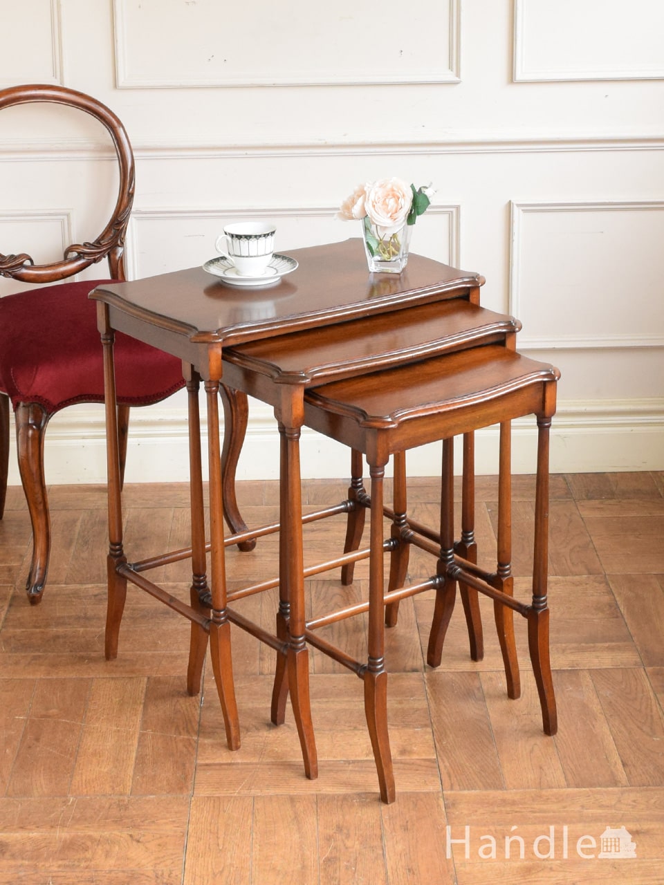 英国アンティークの3台セットのテーブル、ウォールナット材のネストテーブル(q-2853-f)｜アンティーク家具