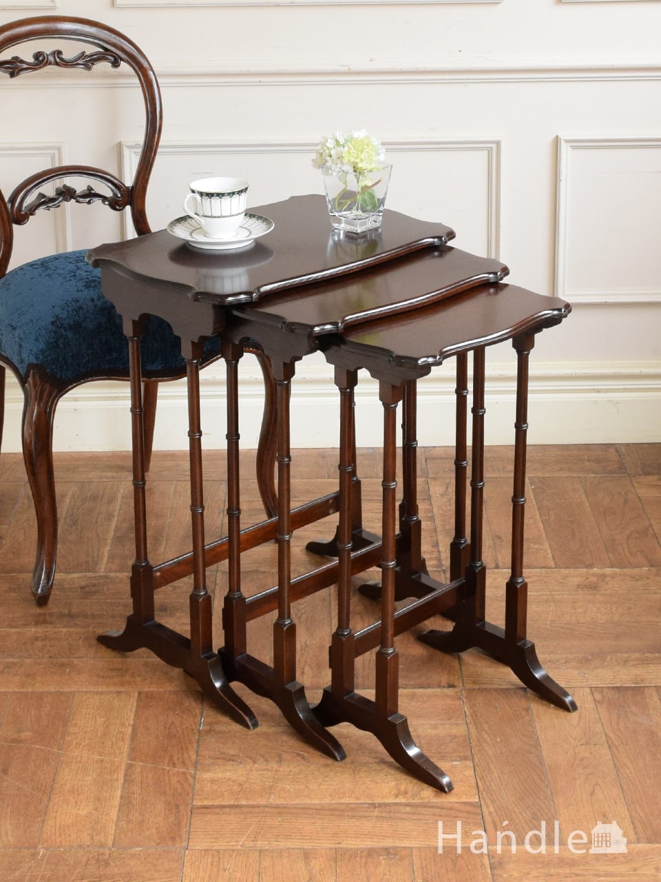 英国アンティークのおしゃれなテーブル、バンブー型の細く長い足のネストテーブル (q-2855-f)