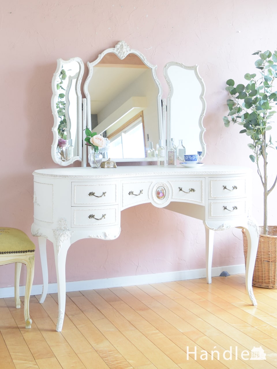 フランスから届いた白いアンティークドレッサー家具、猫足のおしゃれな三面鏡ドレッサー(q-2871-f)｜アンティーク家具