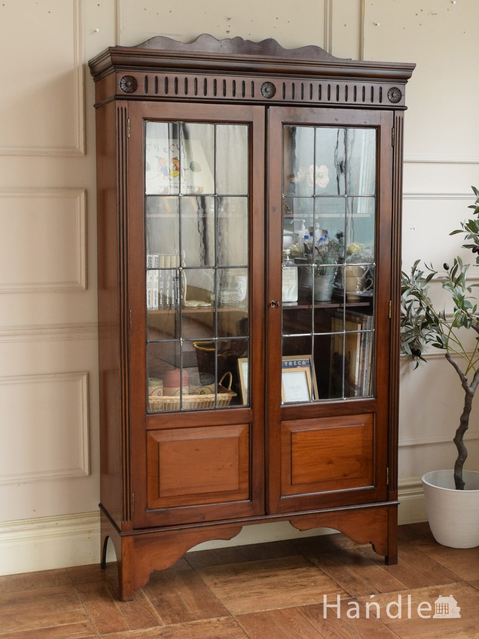 英国アンティークの扉付き本棚、ステンドグラスが美しいマホガニー材の本棚 (q-2848-f)