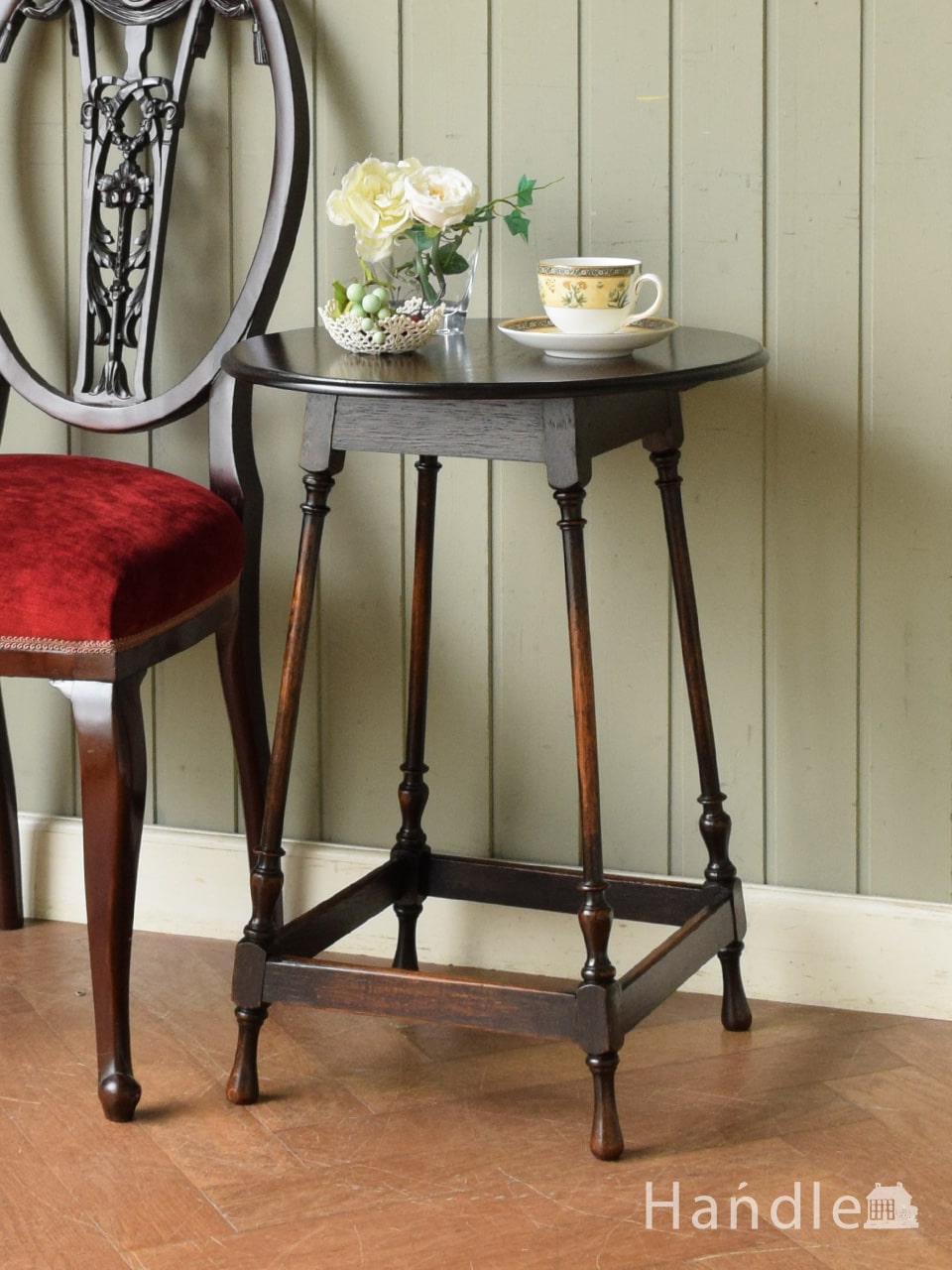 英国アンティークのティーテーブル、長い脚が印象的なオーク材のサイドテーブル