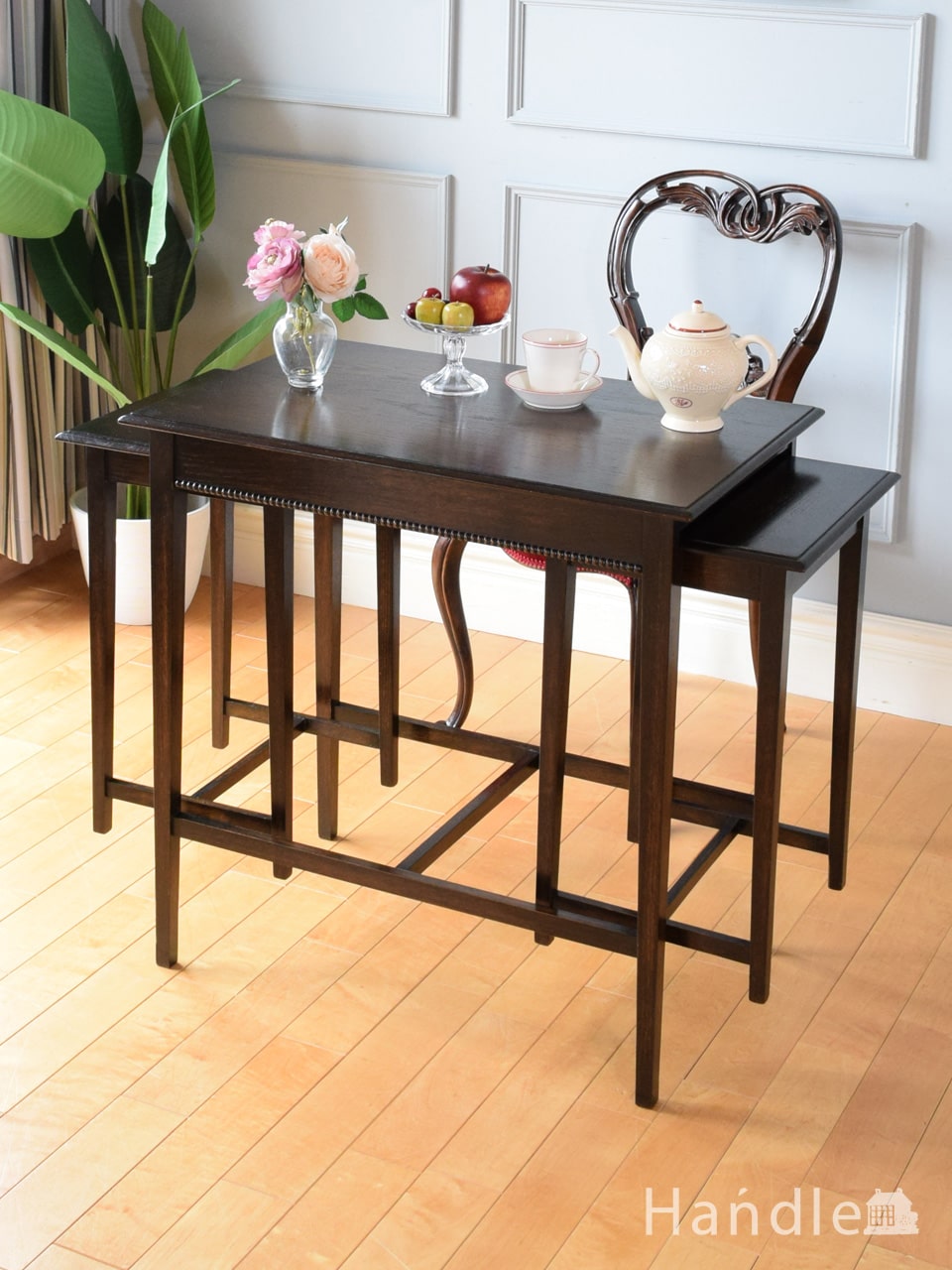 英国アンティークの美しいサイドテーブル、テーパードレッグが優雅なオーク材のネストテーブル (k-3169-f)