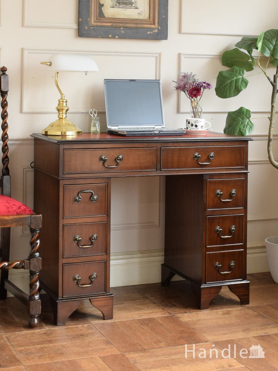 イギリスアンティークの豪華な書斎机、マホガニー材の杢目が美しい 