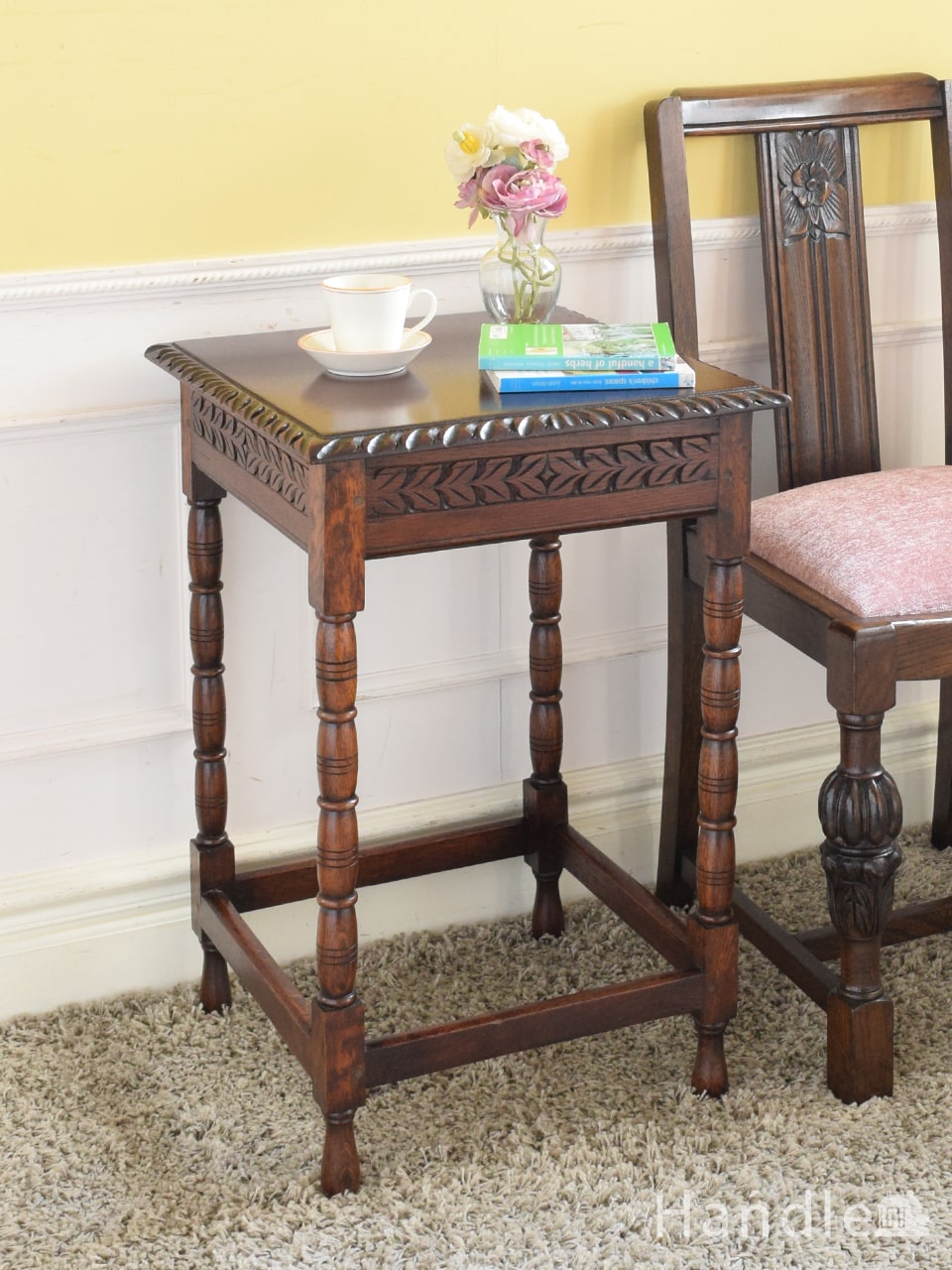 英国アンティークのオーク材のテーブル、挽き物細工の脚がおしゃれなサイドテーブル  (q-2890-f)
