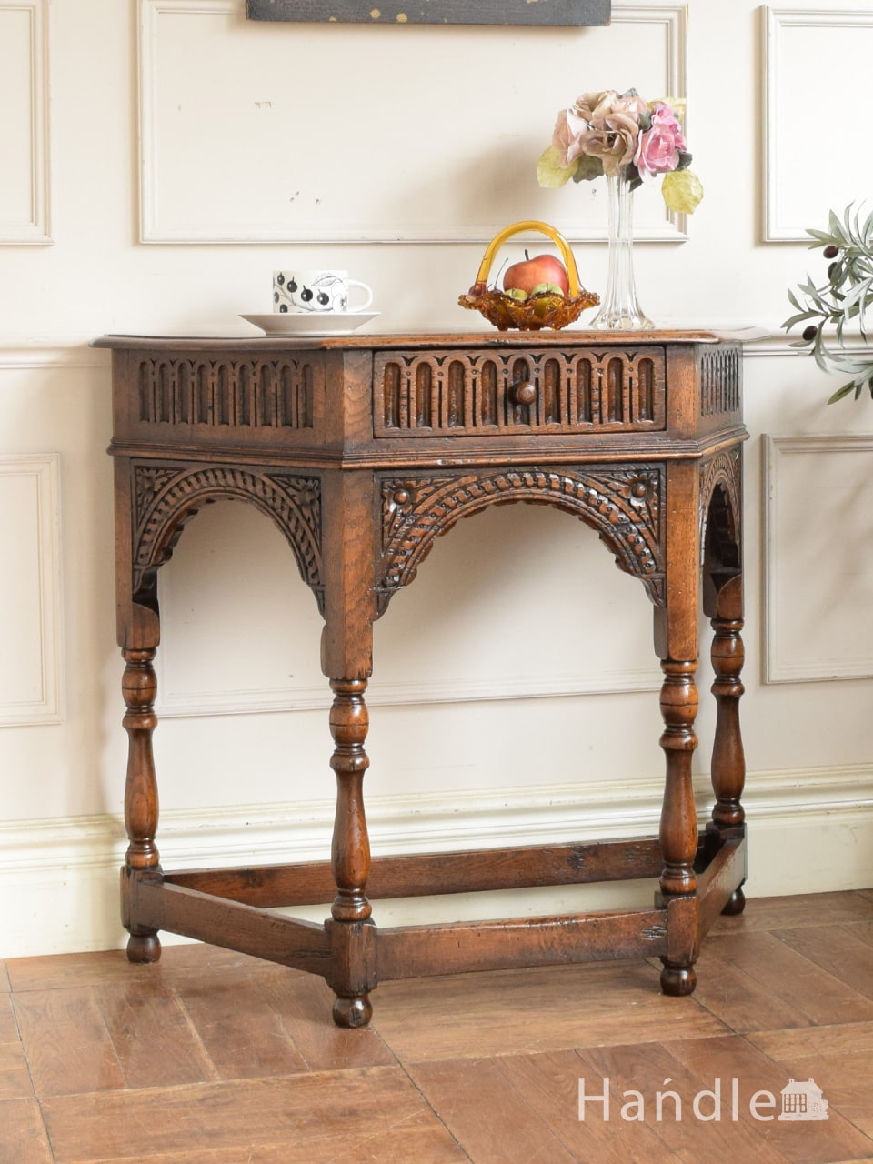 アンティークのコンソールテーブル、英国らしい彫の装飾が美しい引き出し付きの家具 (z-202-f)