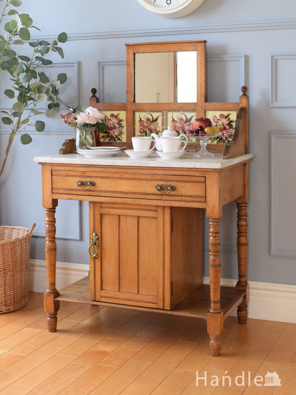 イギリスのアンティーク家具、お花のアンティークタイルが可愛いミラー付きのウォッシュスタンド